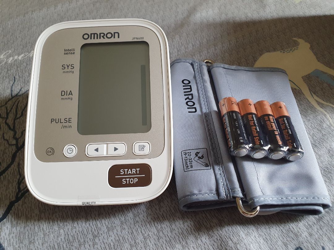 Sản phẩm đẹp, chính hãng, đóng gói chắc chắc, giao hàng khá nhanh. Có kèm bộ 4 viên pin trong hộp, nhưng nếu được tặng thêm adapter thì sẽ tốt hơn (có thể tự mua bên ngoài).