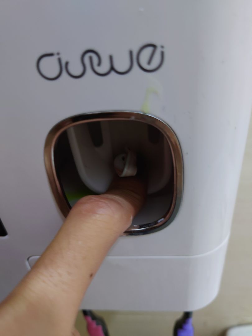 xài ok. Mặc dù phần lấy kem đánh răng hơi khó vệ sinh nhưng đc cái đẹp và tiện. Xui cái t đc giao ly 4 màu. ko phải 4 cái màu trắng nên gỡ mie luôn nhìn cho nó tông xẹt tông. Chắc để mấy cái ly uống nước v. TT