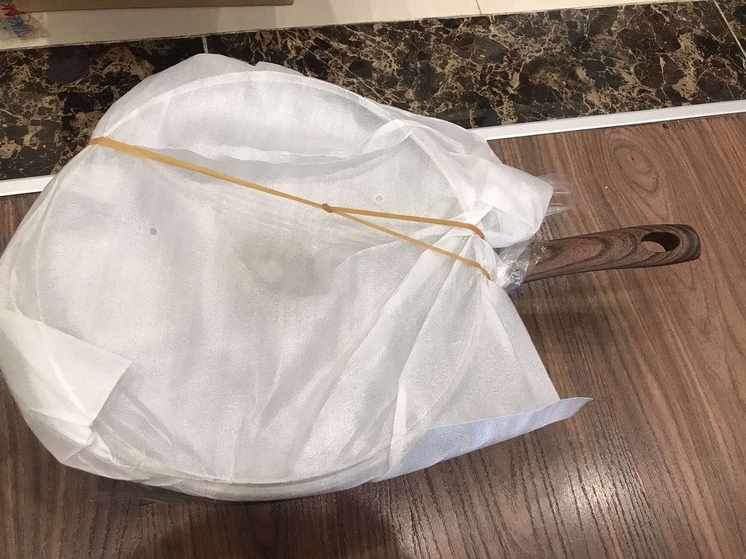 Tiki giao nhạn. Sản phẩm chính hãng. Giá giảm 50%. Chảo to, cầm nặng tay, chống dính tốt. Nhưng dùng với bếp từ đơn lock and lock thì có lúc k nhận, đáy từ k nhạy lắm.