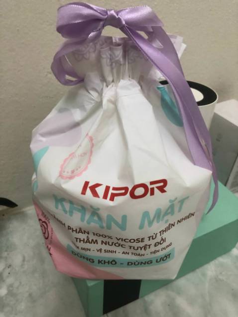 Giấy lâu rất tốt nha mn có thể dùng giấy để tẩy trang cũng được nha mn mua giấy này cũng 2 lần rồi dùng rất tiết kiệm đỡ mua bông tẩy trang