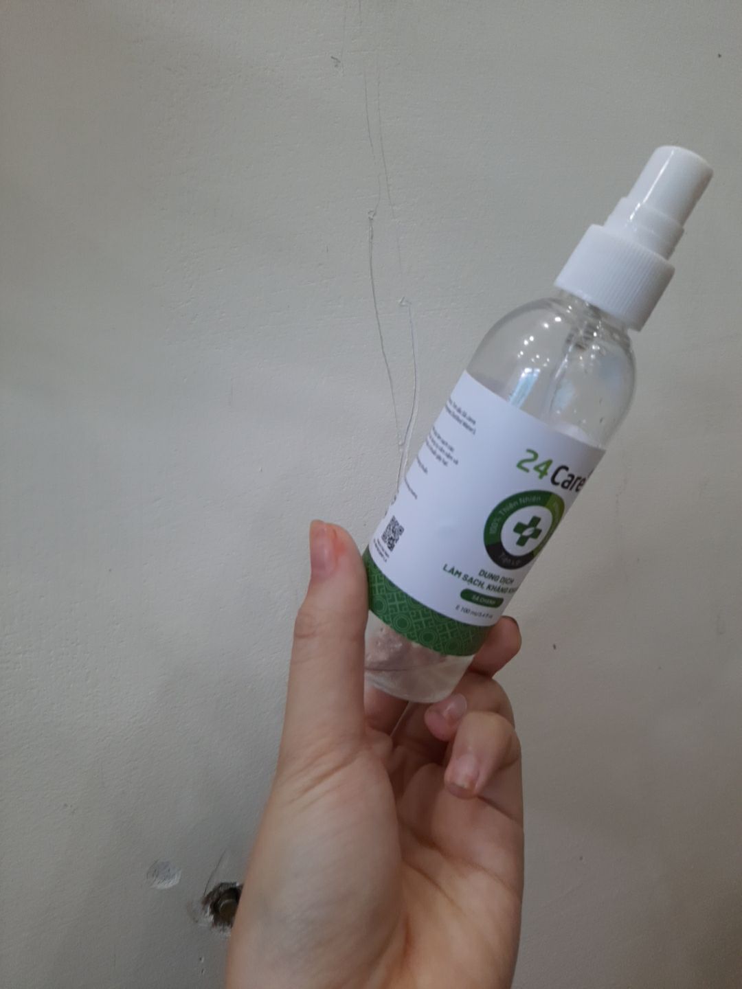 sản phẩm đợt sau mình mua có màu vàng nên không biết thế nào. lần đầu tiên mua có màu trong suốt mùi rất thơm. mình dùng để vệ sinh bàn ghế và xịt khử mùi phòng hiệu quả. xịt kiến thì rất ok, xịt muỗi thì phải trúng con mũi nó mới ngủm mà xịt gián thì cần nhiều hơn 1 chút. giá này rất ok vì nhu cầu sử dụng hằng ngày nhiều, nhưng thấy xài cũng lâu hết. cảm ơn tiki