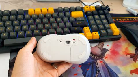 Đã mua 2 chuột này từ store, dùng khá ok, chuột đầm tay. Một chú bị hỏng receiver sau 6 tháng sử dụng, shop đã bảo hành rất nhanh.
Tuy nhiên, không nên mua màu trắng vì phần cao su bên hông chuột dễ bám màu ố vàng, phần vỏ nhựa nhám dễ dính bẩn trông khá ghê.