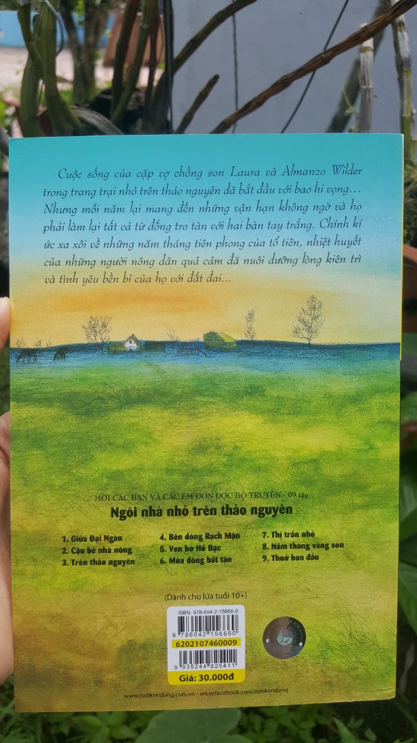 Về hình thức: sách mới, đẹp, giấy dày dặn.

Về nội dung: Nếu như trong 8 tập trước cảm giác đan xen khi đọc là sự khó khăn trong cuộc sống và tinh thần lạc quan của các cô gái thì ở tập cuối này chúng ta sẽ có một cảm nhận hơi mới mẻ hơn. Lúc này, bên cạnh những khó khăn thì trong lòng Laura xuất hiện những nỗi buồn. Cô bé luôn tự hỏi rằng liệu cuộc sống nhà nông có thật sự phù hợp với mình hay không. Và câu trả lời thì mọi người hãy đọc để tự cảm nhận nhé!