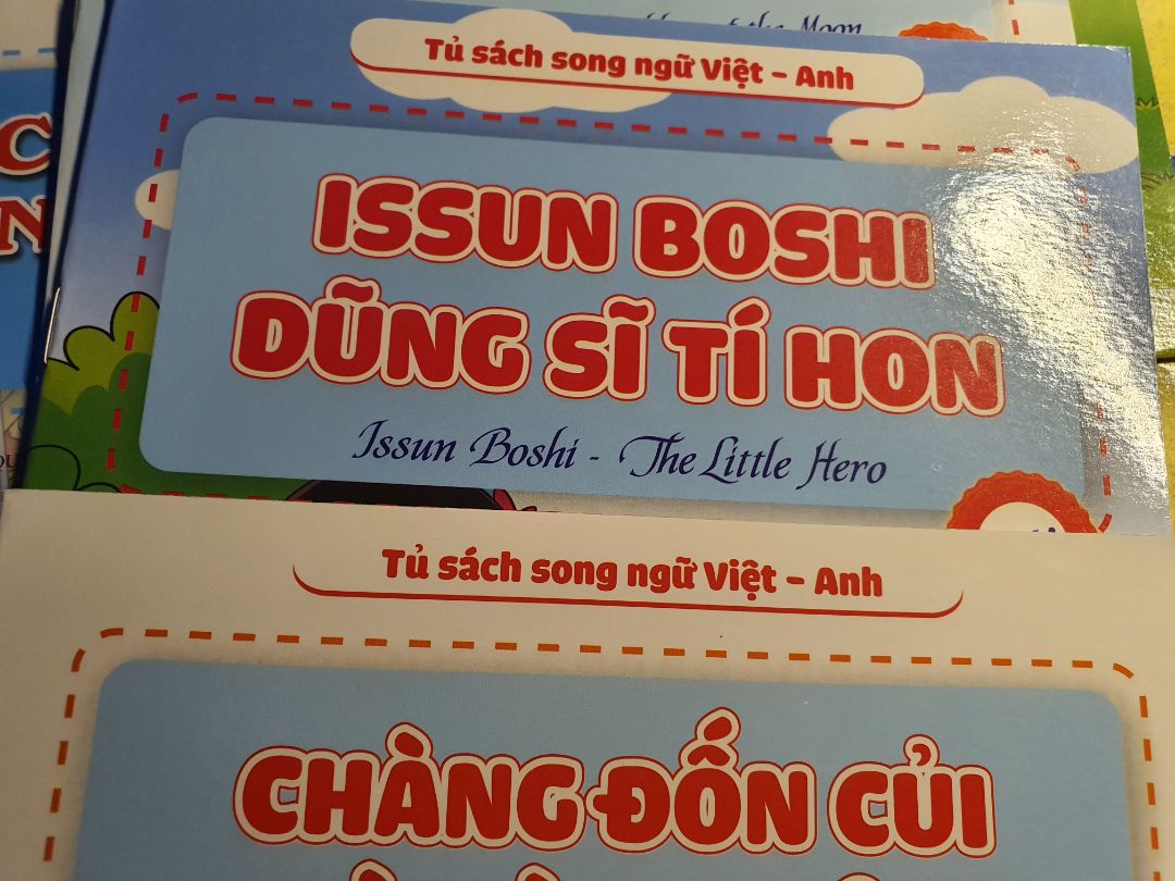 Bộ này gồm 4 loại truyện, như hình mình chụp kèm cho các bạn xem. Ban đầu mình định mua cổ tích VN cho con, rồi lại mua vội bộ này. Kể ra thì cũng được.