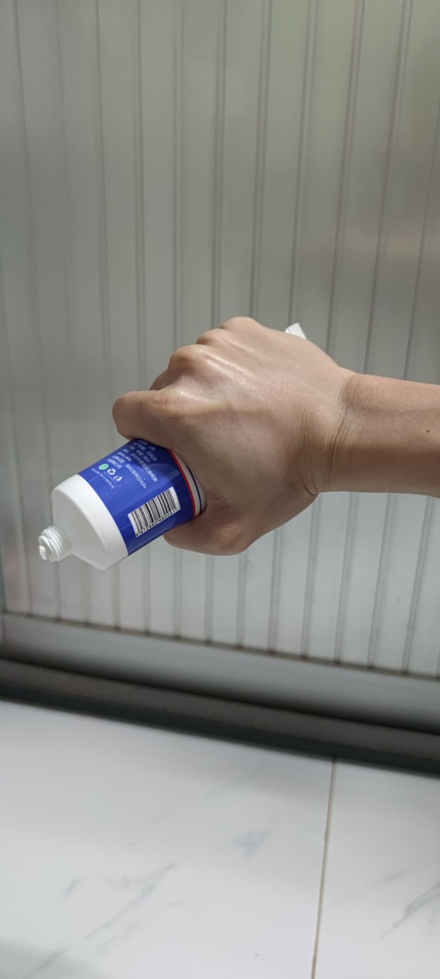 đặt mua 3 chai, được kèm 2 cái bai, có vẻ keo quá hạn sử dụng hoặc bảo quản sai cách, kết quả nhận được 3 chai nhưng đều không dùng được, keo bóp không ra, bóp hết sức keo vẫn không ra, thậm chí là dùng chân đạp lên. thất vọng với sản phẩm nhận được.