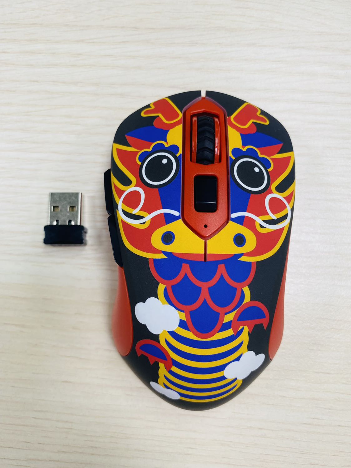 Tiki giao hàng nhanh. Màu sắc nổi bật, cầm vừa tay, còn tặng pin đi kèm. Độ bền thì phải xài lâu mới biết được.