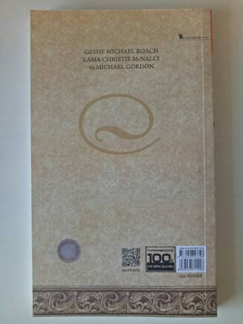 Quyển sách này nhỏ và mỏng nên mình nghĩ nó dễ đọc và dễ mang theo người hơn so với Năng đoạn kim cương. Quyển này tuy mỏng nhưng tập hợp những vấn đề cốt lõi về áp dụng của Nghiệp (đạo Phật) trong việc kinh doanh. Phân tích các khía cạnh, vấn đề trong kinh doanh và cách giải quyết chúng qua Nghiệp. Sách có những sơ đồ giúp mình hình dung được các quá trình. Vì nó có khá nhiều kiến thức về Nghiệp (Phật giáo) nên mình nghĩ các bạn từng đọc qua Năng đoạn kim cương hoặc có kiến thức về Phật giáo sẽ dễ hiểu hơn. Mình nghĩ rằng để thực sự hiểu được quyển sách nhỏ này cần có sự nghiền ngẫm sâu và thực hành đúc kết theo cách của riêng mình chứ không thể rập khuôn máy móc, như vậy mới có được hiệu quả đích thực.