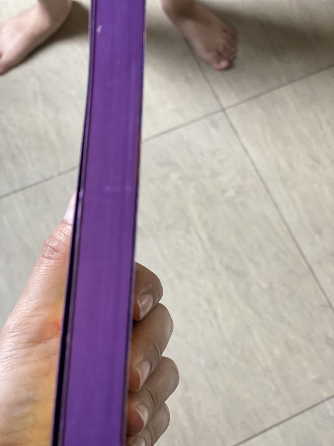 Cái nhìn đầu tiên mình thấy cuốn sách đẹp , tưởng giấy in chữ màu luôn chứ, nhg mở ra thì thấy giấy bình thường, 2 trang đầu tiên bị ố màu, sách nhỏ, giấy in bình thường, giá đến nay 179k mình thấy hơi cao. Nội dung dành cho bé đọc thì phù hợp.