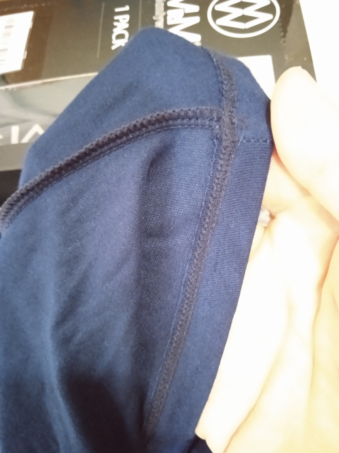 Hộp tiki rất đẹp, đóng gói cẩn thận,có logo tiki now nhưng hơi bị móp trong lúc vận chuyển.
Bên trong là sản phẩm,3 quần được đóng gói trong hộp của hãng rất đẹp cẩn thận,không bị móp,thấy sự chỉnh chu của shop,điểm cộng.
Về chất liệu vải rất mềm mịn, sờ rất mát,sản phẩm chất lượng tốt so với giá tiền. Sản phẩm là hãng của việt nam, mình rất thích, và luôn luôn ủng hộ hàng việt nam.
Mua hàng mình rất khó tính, kiểm tra đường chỉ may thấy rất cẩn thận, chắc chắn, nhưng vẫn có 1 ít chỉ thừa, có thể bỏ qua, dùng 1 thời gian mới biết được có bền hay không