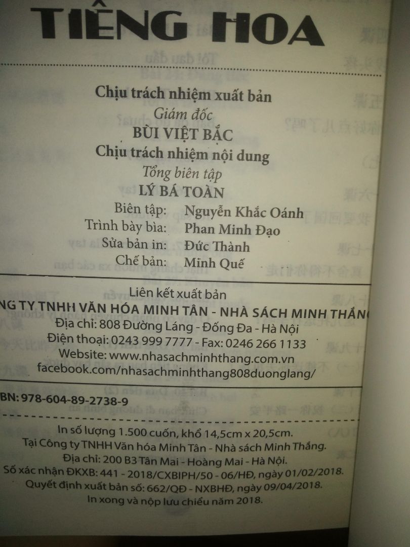 sách bìa cán mờ sờ đã tay, khá dày, nội dung đầy đủ có cả lý thuyết lẫn bài tập, cuối sách có bảng từ vựng, chữ in hơi hẹp và nét to hơi khó nhìn rõ chữ, cần xài thêm app từ điển. nói chung đáng mua.