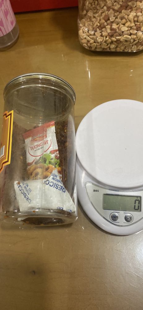 Cân luôn cả võ ***, tương ớt và gói hút ẩm vẫn còn thiếu