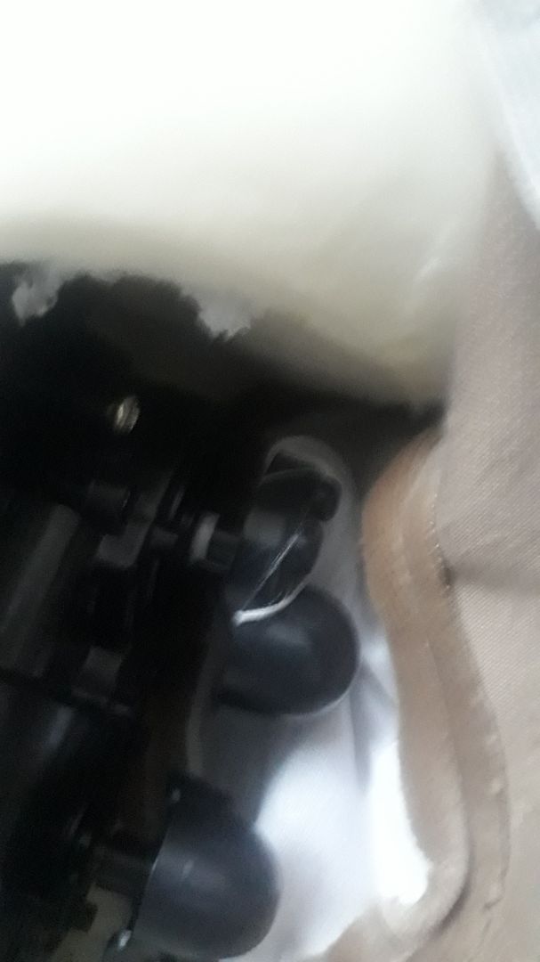 tính mua tặng bạn, mở ra bật thử thì như thế này. Nó quay được vài vòng thì vải ở ngoài quấn vào nhau, mở ra thì rách vải ở trong, miếng cao su bị rách một đường , may mà chưa tặng