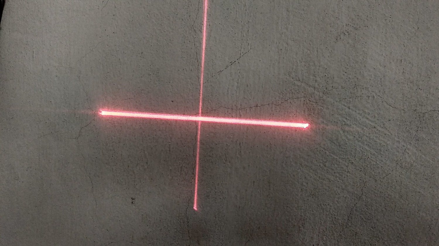 Sản phẩm đúng quảng cáo, đóng gói cẩn thận, tia lazer ngang đậm hơn tia dọc nhưng vẫn xài được.