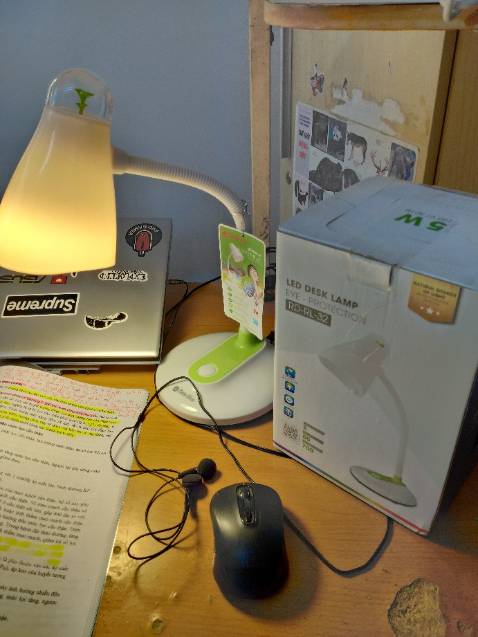 Đèn thiết kế đẹp, được đóng gói chắc chắn. Ánh sáng vàng dễ chịu bảo vệ mắt. Hài lòng.