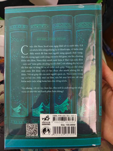 Không chỉ là câu chuyện, đây là chuyến du hành đầy cảm xúc về sự chữa lành.
Nếu bạn đã và đang lạc lối, mông lung, bất định, hay trên hành trình tìm về chính mình, tìm kiếm ý nghĩa của cuộc sống, đây sẽ là cuốn sách nên có, đọc qua ít nhất một lần.
Cuốn sách không cho bạn những lời khuyên cụ thể, kỹ năng hay câu nói truyền cảm hứng để cải thiện bản thân như các tựa sách "self-help" khác, mà đây là một chuyến du hành đầy cảm xúc, nơi bạn sẽ tìm được câu trả lời cho riêng mình, tương tự như Nora Seed - nhân vật chính.
Một câu chuyện vừa nhẹ nhàng vừa sâu lắng, pha trộn giữa cuộc sống đời thường gần gũi và yếu tố hư cấu, huyền ảo, chắc chắn đây sẽ là một trải nghiệm sâu sắc, đa dạng cung bậc, là cái ôm ấm áp cho tâm hồn của bạn.
Ngoài ra, dịch vụ "Bookcare" của Tiki rất ấn tượng, chỉnh chu, bạn nên tham khảo qua để bảo quản sách tốt hơn (nếu chưa có).
Chúc bạn có những phút giây đọc sách vui vẻ và tìm được giá trị cho riêng mình.
P/s: Mình khuyến khích nên kết hợp nghe thêm phiên bản sách nói (từ Fonos), như thế sẽ đem lại một trải nghiệm trọn vẹn hơn.
