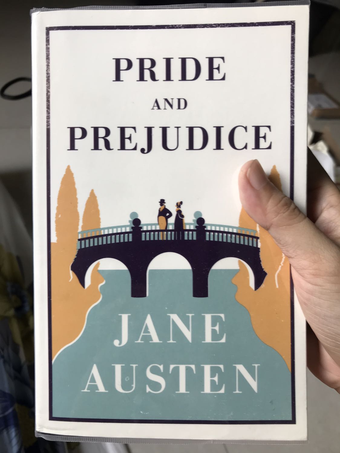 tuy hộp bị móp méo nhưng may sách bên trong vẫn nguyên vẹn, rất mới ko tì vết, lại còn được bọc plastic rất đẹp nữa. Giấy in màu sáng ánh xám nhẹ. Khổ sách vừa tay, chữ nhỏ cỡ size 9pt, rất hài lòng.