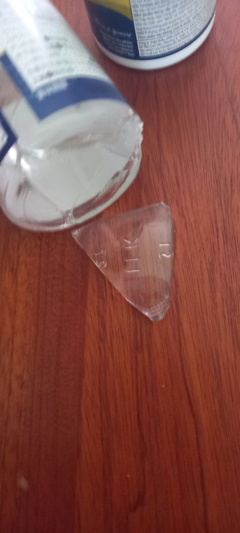 Vừa nhận được hàng, khá bất ngờ vì hộp thuốc bị vỡ một mảnh lớn như vậy. Tuy chất lượng sản phẩm là rất tốt nhưng quy trình đóng gói mới là điều đầu tiên để lại ấn tượng cho khách hàng. Mong rằng shop và đơn vị vận chuyển sẽ rút kinh nghiệm cho các đơn hàng sau.