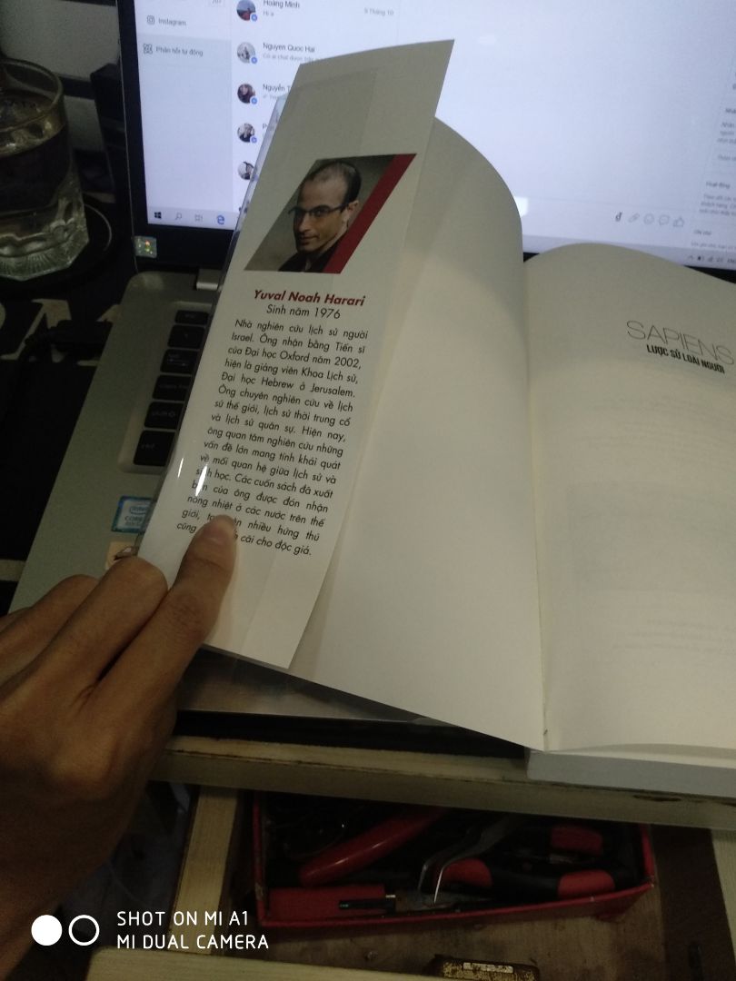 Lần trước mình cũng đặt 1 quyển sách có bookcare nhưng khi giao hàng không kèm bookcare cho mình mà vẫn trừ số bookcare.
Nhưng mình vẫn tin tưởng dịch vụ tiki cho đến khi nhận quyển sách này thì thật sự là đáng thất vọng.
Quyển này mình cũng đặt bookcare nhưng cái gọi là bookcare chỉ là tấm nhựa dẻo thẳng băng bọc quanh sách, không hề có ép lại như trước đây. Vừa gỡ hộp ra thì thất vọng tràn trề.
Bìa sách lại bẩn, rất dơ.
Tiki nên xem lại chất lượng dịch vụ bookcare của mình. Mình bỏ tiền mua thêm bookcare để bảo vệ bìa sách chứ không phải để chơi.
Đánh giá 1*