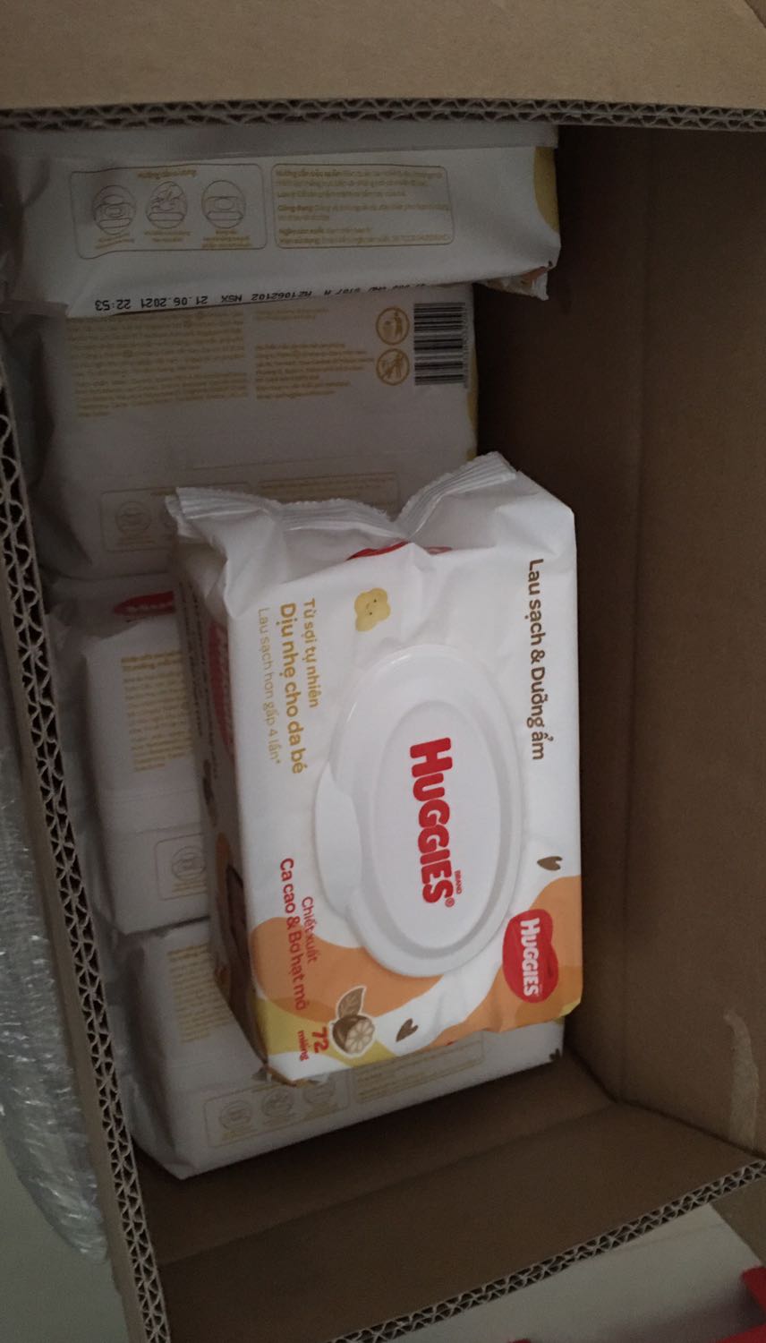 Dịch covid làm hàng đi quá ư là lâu
Mà đây còn là hàng thiết yếu của em bé
Còn về chất lượng thì chưa dùng nên chưa biết loại này thế nào. Nhưng khăn ướt không mùi của Huggies thì mình xài từ đứa đầu đến giờ vẫn dùng, chất lượng Ok
