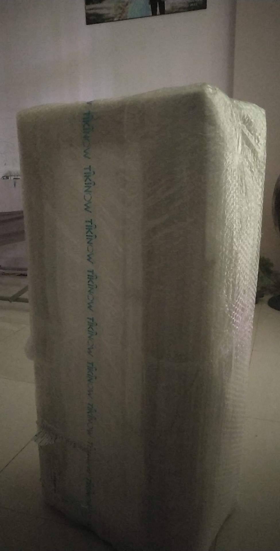 sản phẩm đóng gói kĩ lưỡng, kệ rất đẹp, sắc sảo.giá cả hợp lý.