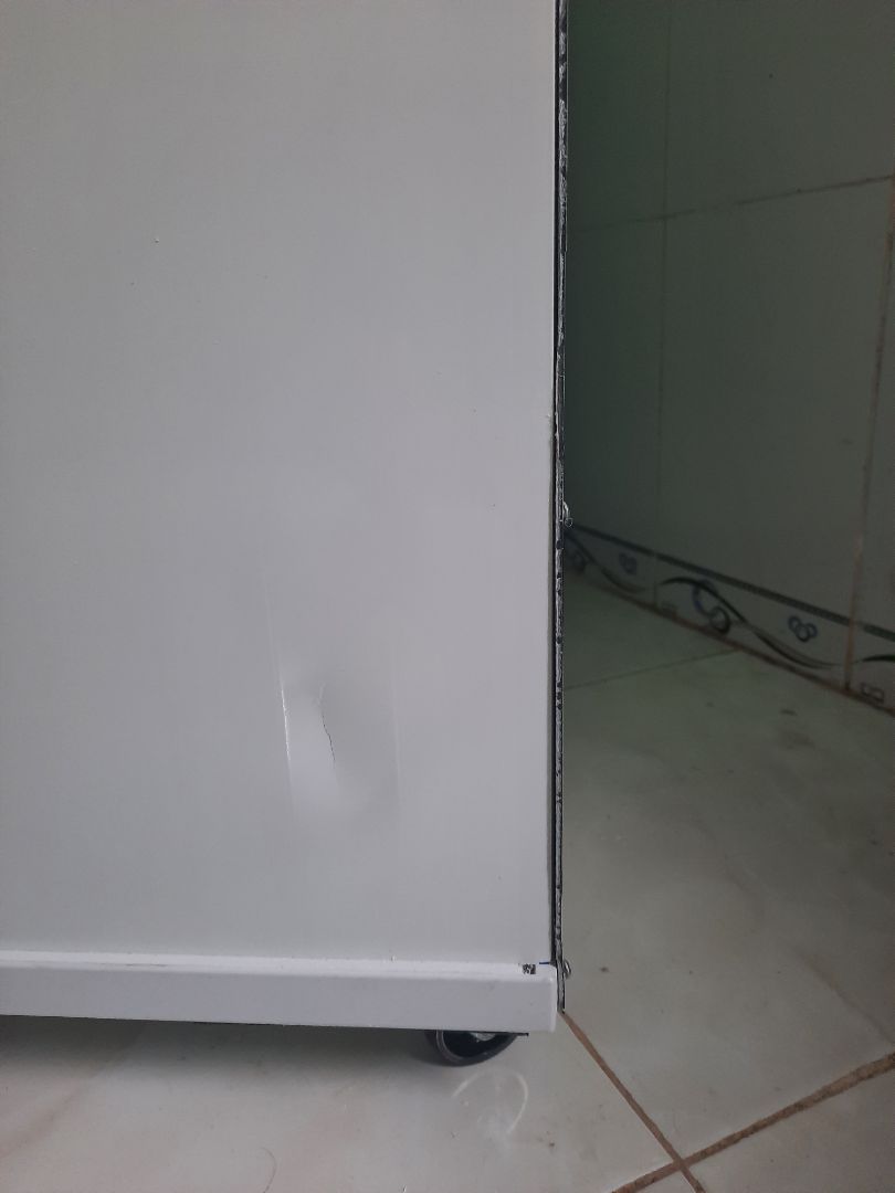 Sản phẩm có chất lượng KHÔNG TỐT do:
- Chất lượng nhựa không tốt, mua về thấy đã bị nứt (chắc do lúc vận chuyển). 
- Đã vậy vận chuyện lại sơ sài, dùng xe máy vận chuyển mà không có lớp xốp hay gì bảo vệ tủ thì bảo sao tủ chả nứt khi có va đập. 
- Mặt sau của tủ thì chỉ là một tấm nhựa mỏng khiến tủ nhìn yếu và không đẹp. 
- Lắp ráp tủ cũng chưa tốt. còn có khe hở giữa cánh tủ và thân tủ. 
- Chất lượng vậy mà giá 1,4 triệu là đắt. 
Tóm lại, KHÔNG NÊN MUA SẢN PHẨM NÀY nhé mọi người.