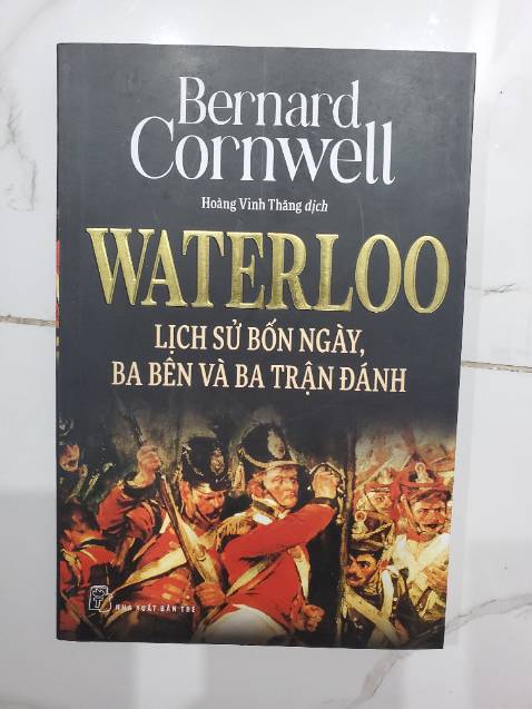 Sách hay. Miêu tả chi tiết trận đánh. Đọc sách cảm nhận như được sống trong giây phút của trận đánh. Góc nhìn rộng, cuốn hút, không đơn thuần là kể sử.