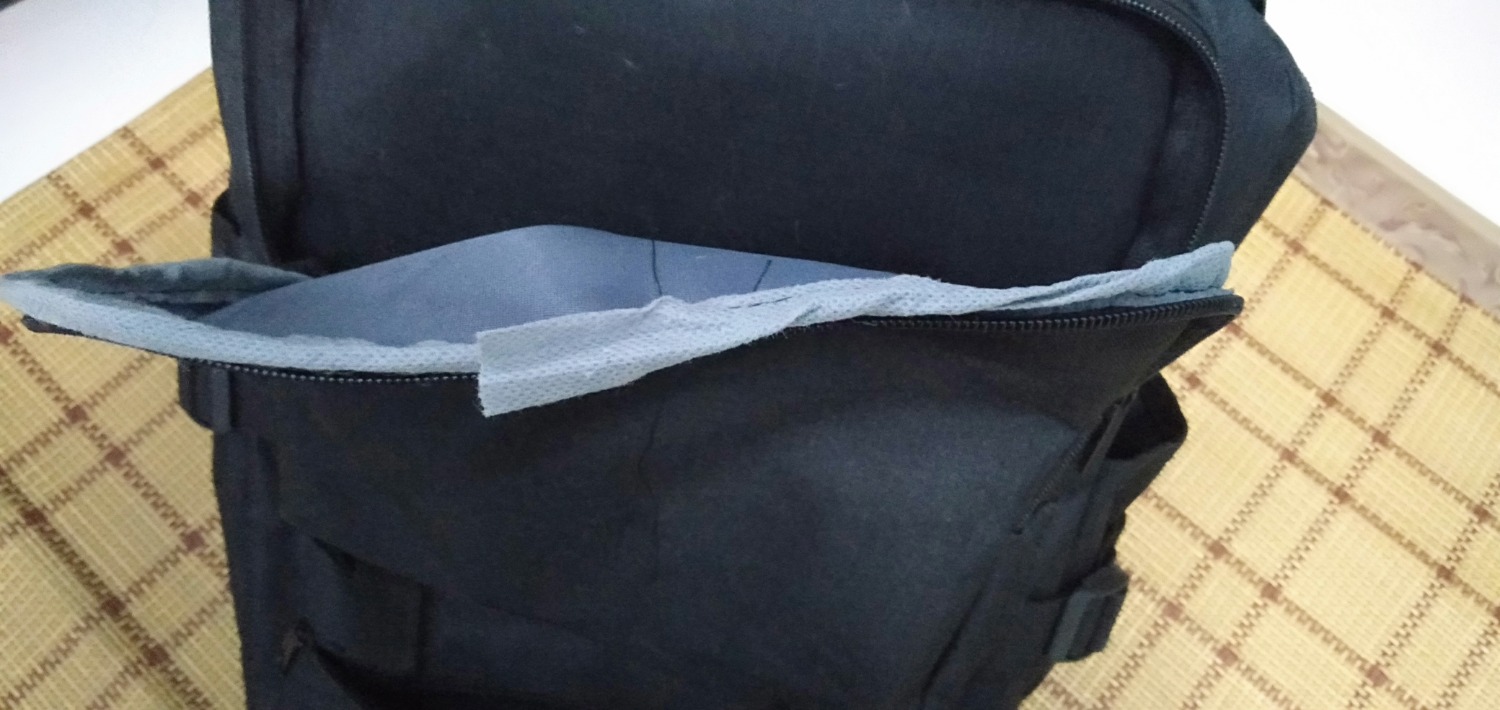 Balo có phần bị bung chỉ, chất lượng tạm được, có thể sử dụng