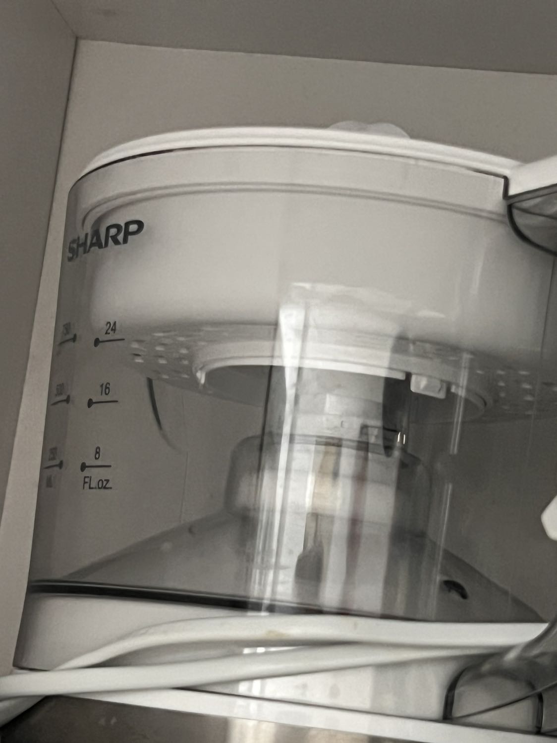 Máy sử dụng tốt, giá rẻ nhưng mà mình lỡ quăng cái núm vắt cam vô thùng rác nên phải mua thêm cái máy mới, cái này mình để trong góc tủ luôn. Các bạn sử dụng đừng ẩu như mình