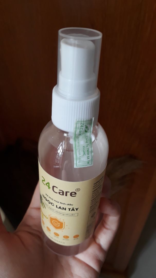 Mùi hoa thơm ngào ngạt luôn ak, ai thích mùi hoa thì không bỏ qua chai này đc đâu. Nhãn chai nhìn cũng xinh nữa. Shop còn bọc hàng quá kỹ nữa. Cho 5 sao luôn!