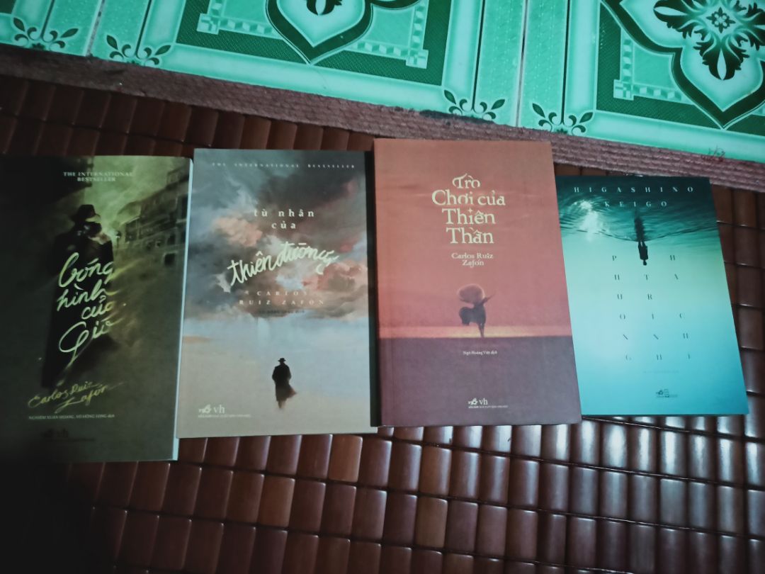 Trong Trò chơi của thiên thần, Zafon đưa chúng ta trở lại Barcelona trong cuốn tiểu thuyết trước đó của anh ấy, Shadow of the Wind . David Martin thời trẻ là một cậu bé sao chép tại The Voice of Industry , nhưng cây bút ngôi sao của tờ báo, Pedro Vidal, đã đề bạt David lên làm biên tập viên. Có cơ hội viết lách, David nở mày nở mặt. Vidal sau đó đã đẩy anh ta ra khỏi tờ báo để anh ta có thể làm việc cho một cặp nhà xuất bản vô lương tâm với những đồng xu đáng sợ. David cũng rất thành công trong lĩnh vực đó, nhưng anh thích viết nhiều hơn nữa. Anh ta được một người đàn ông bí ẩn tiếp cận và đưa ra cơ hội để thoát khỏi hoàn cảnh của mình bằng cách viết một cuốn sách bất thường. Liệu thành công và sự thoải mái có khiến David phải trả giá? Không, thực sự là linh hồn của anh ấy. Anh bị thúc đẩy bởi sự thương tiếc cho một tình yêu đã mất, và bị lôi kéo vào một ngôi nhà có lịch sử đen tối.