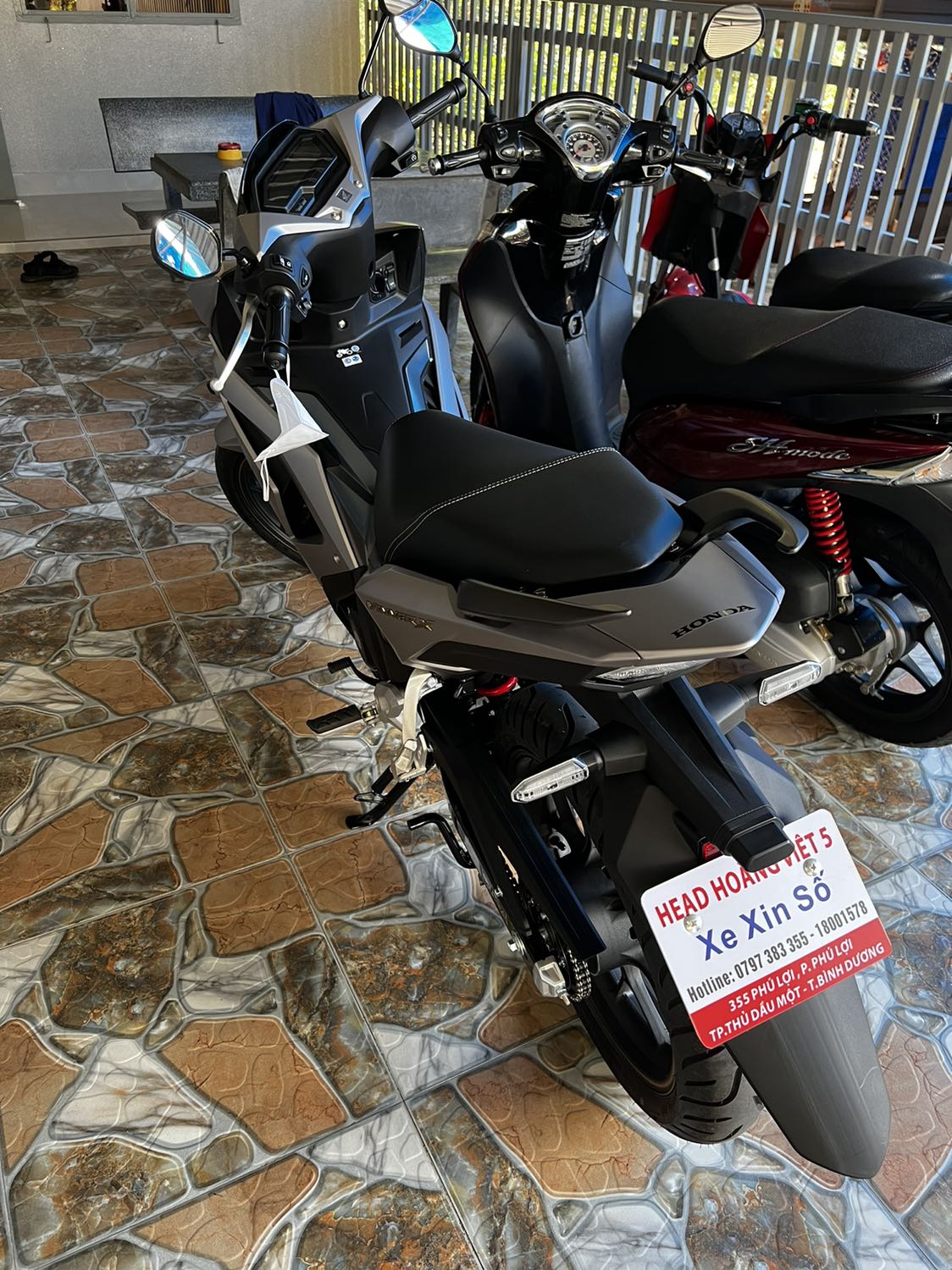 Nhân viên tư vấn rất chuyên nghiệp và nhiệt tình. Thủ tục nhận xe nhanh chóng. Tiki nên hợp tác với những nhà bán hàng chuyên nghiệp như vậy. Chúc Head HOÀNG VIỆT ngày càng có nhiều khác hàng. Sẽ ủng hộ head nếu mua lần sau.