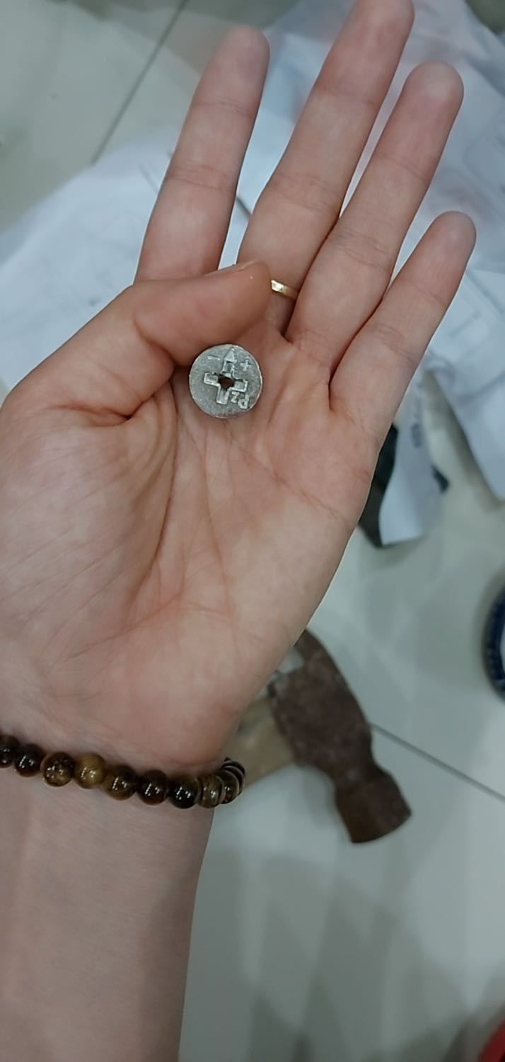 Đã nhận được sản phẩm. Nhưng các nẹp lề bị gãy nên không thể gắn được, vít thiếu nên gắn lên nhìn rất yếu không thể sử dụng được.
- Shop cần kiểm tra kỹ hàng trước khi gửi đến khách hàng.
- yêu cầu shop gửi hai con vít vặn cố định chân bàn
- 2 nẹp nhựa đen bị gãy như hình.