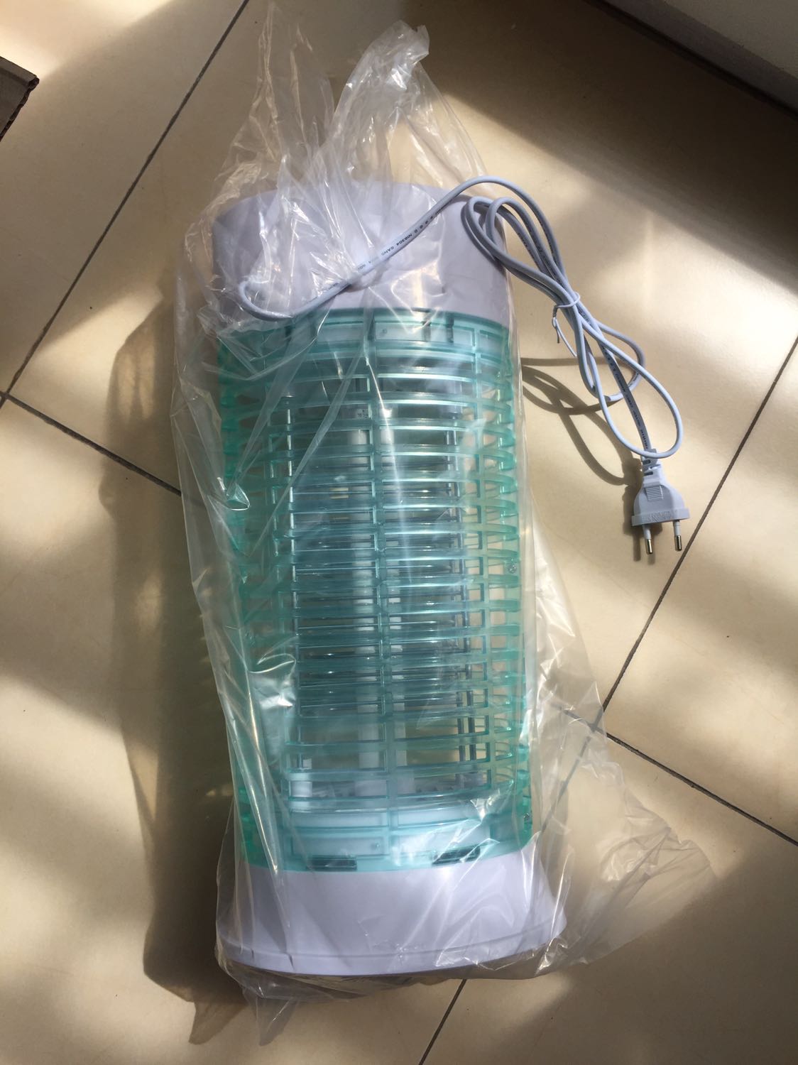 Tôi đã dùng loại này 5 năm và đây là cái thứ 3. Tôi hài lòng với chất lượng và hiệu quả bắt côn trùng