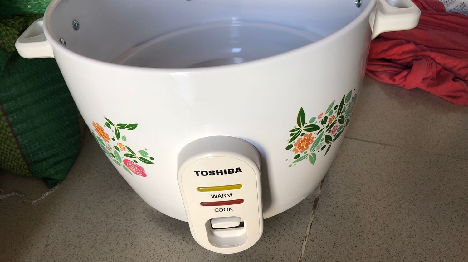 Ngoại quan sản phẩm ok nhưng khi nấu thì bị cháy bộ phận gì đó trong nồi, có mùi khét và khói bốc lên. Đề nghị thợ đến kiểm tra hoặc đổi cái khác.