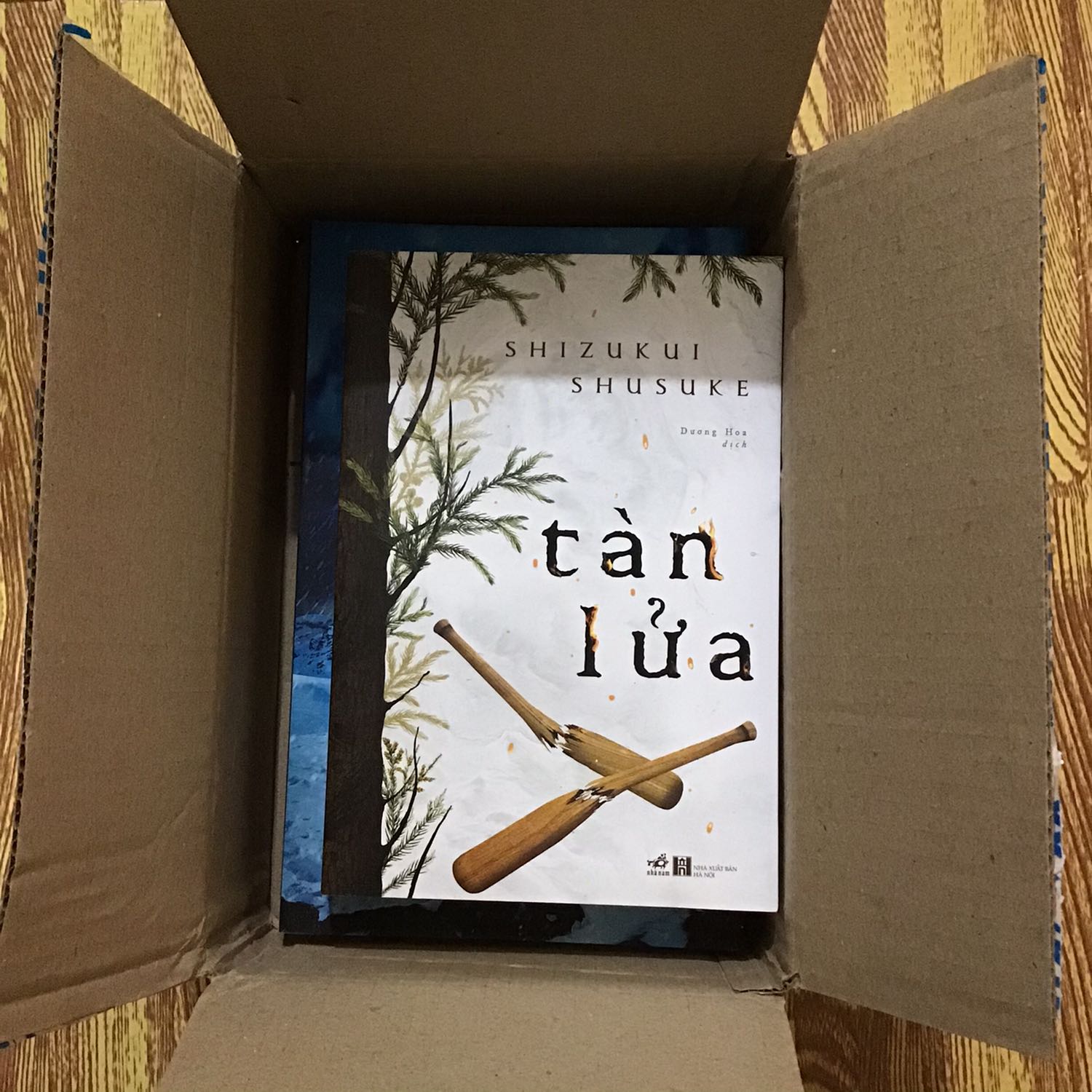 Sách mới cứng,mua lúc sale 30-35% thôi,cũng k có nhiều mã giảm giá tốt dạo gần đây nên mình cũng hạn chế mua hàng nếu k thật sự cần. Nhưng cuốn này thì cũng đáng đầu tư,mới ra nên cũng khó giảm sâu đc nếu muốn đọc sớm