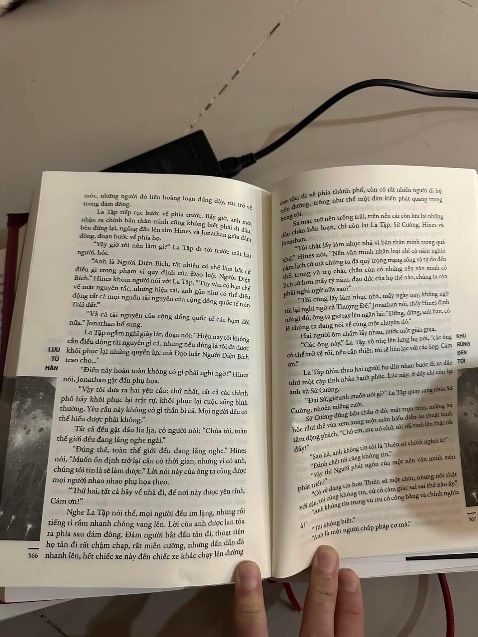 Cốt truyện hấp dẫn. Lôi cuốn người đọc. Kiến thức về khoa học của tác giả trong sách khá là khủng khiếp. Một cuốn sách hay rất đáng đọc