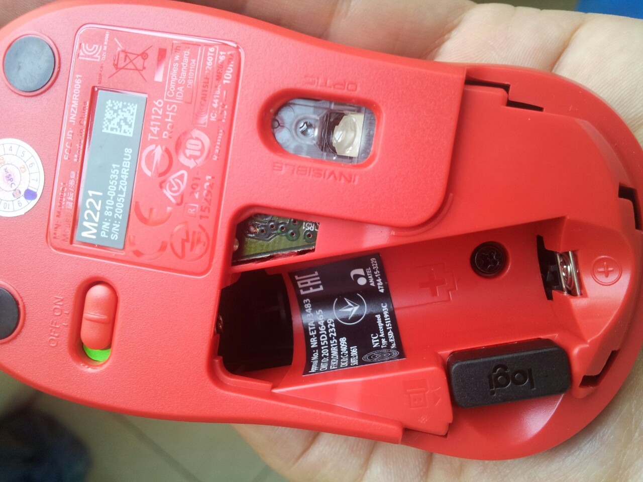 GIẢI ĐÁP THẮC MẮC NHIỀU NGƯỜI VỀ SERIAL NUMBER: TÔI ĐÃ TỰ TAY KHUI 2 CON CHUỘT MỚI NGUYÊN CỦA 2 TIỆM FPT SHOP CÒN NGUYÊN HỘP (CHƯA RẠCH HỘP NHỰA GUARANTEE), KẾT QUẢ ĐỀU Ở TRẠNG THÁI SERIAL NUMBER TRÊN CHUỘT KHÁC SN TRÊN BAO BÌ (HỘP NHỰA) VÀ KHÁC SN TRÊN USB CHUỘT, CÁC CHUỘT VỪA KHUI HỘP - 3 CHÂN ĐẾ CHUỘT ĐỀU ĐÃ CÓ CÁC VẾT XƯỚC (NHƯ NHIỀU BẠN NGHĨ ĐÃ QUA SỬ DỤNG). Con chuột mua ở tiki cũng vậy, chỉ khác bao bì nhựa đã rạch để dán tem bảo hành SPC, có lẽ loại chuột này được sản xuất như thế. Ưu điểm chuột: cầm vừa, êm tay, rê chuột mượt ở mọi môi trường, tiếng bấm giảm khá, nhất là chuột phải bấm gần như không nghe, chuột không phát quang đỏ nên tiết kiệm pin. Nhược điểm: loại chuột không ồn nhưng sao hãng làm con lăn cuộn của chuột rất ồn (phát tiếng kêu rẹt rẹt lớn gấp vài lần con lăn chuột rẻ tiền đang dùng). Tiếng bấm nhỏ nhưng vẫn nghe, ban đêm tiếng con lăn cuộn và tiếng click nghe rất rõ. Phần nhựa sau con lăn gây lấn cấn ngón tay, nếu dùng con lăn nhiều hơi khó chịu. Chuột còn nhược điểm nên chỉ 4 sao. Mình review kỹ để mọi người mua sau tham khảo.