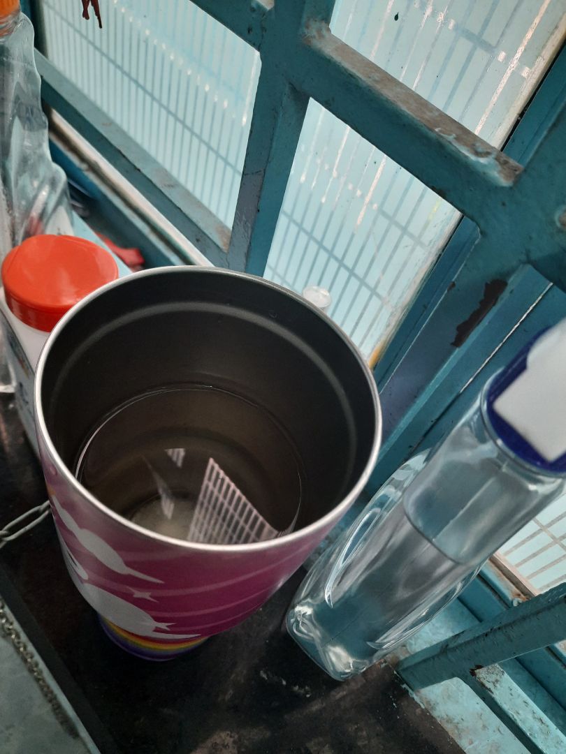 Trà siêu ngon luôn, ngọt nhẹ (pha ít nước thôi, vì nó ko có đậm vị như mấy hiệu khác), không bị chát. phần vỏ chanh giòn kiểu mứt nên ăn không hoặc trét bánh mì cũng rất ok, ko cần pha cũng được. nắp kín, ko bị móp như lần giao trước nên đóng mở khá ok.