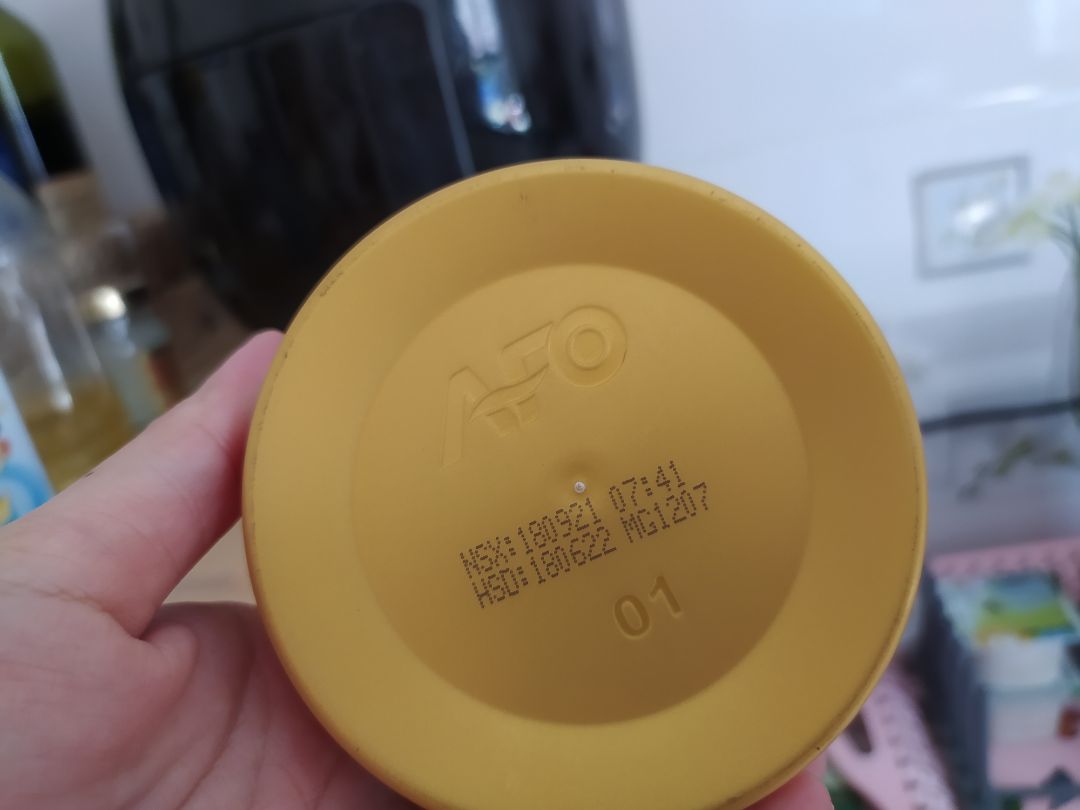 Cho 5* vì mua đc giá rẽ ngày 11.1 
- Hộp được bao lốc 5 hộp bơ . còn nguyên tag mác bao bì.
- Tiki ship hàng còn nguyên hộp. time nhanh.
- Bơ có mùi nhơm nhẹ ( thơm ngọt như kẹo- không phải như mùi bơ Tường An)
- Bơ không có vị - lạt - mềm . có màu mỡ gà nhạt. 
- Nấu mì ý mình vẫn thích bỏ bơ Tường An hơn vì nó béo và có mùi nhẹ hơn.
- Bơ thích hợp cho những người làm bánh hơn.  HSD: 6/2022