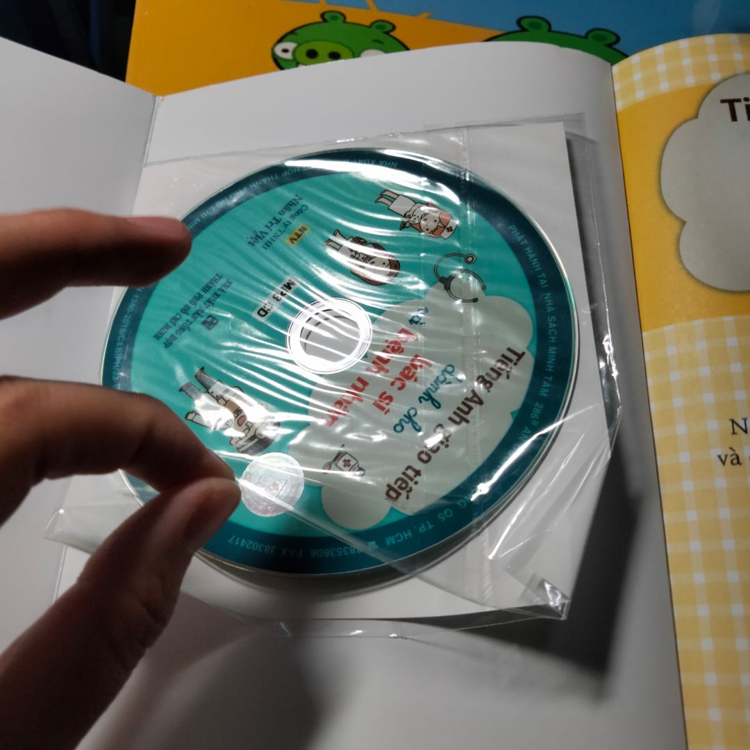 Sản phẩm giao nhanh đúng hạn.
Sách mua về màu đẹp và đầy đủ hết.
Mình đã thử quét QR ở sau để nghe MP3 nghe khá mát tai, giọng đọc chậm rãi luyến dễ nghe.
Chỉ có điều là cái đĩa của mình lúc về cái bọc của nó có chút lỗi nhưng vẫn chấp nhận được.