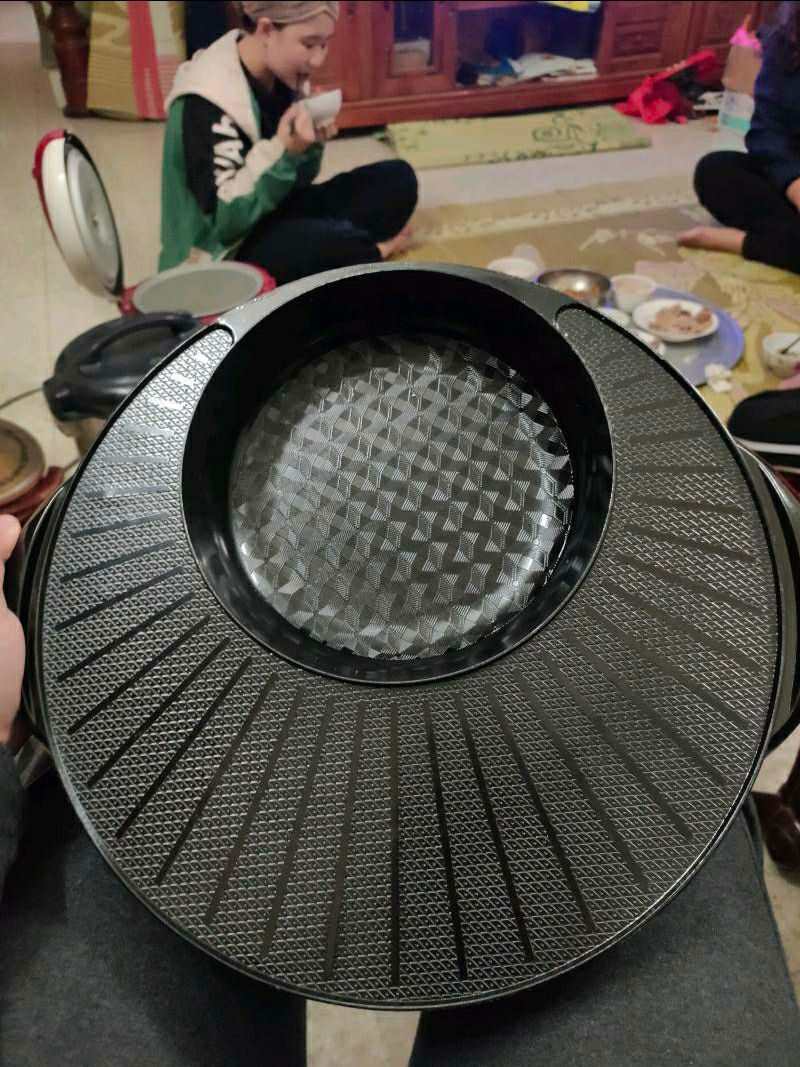 nồi chia ngăn dày dặn, vừa nướng vừa lẩu đều đc. quá oke luôn