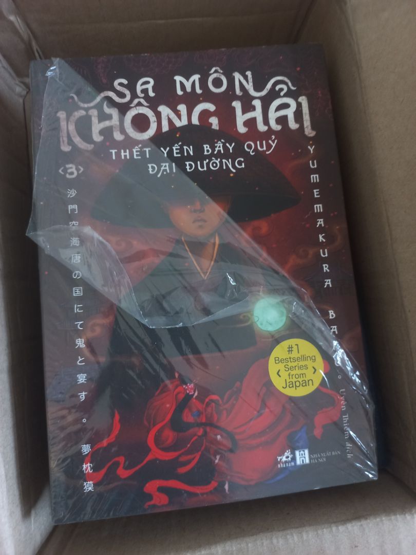 Giao hàng siêu nhanh luôn, sớm hơn dự kiến  🤗 sách hơi bụi và bị tróc bao bì ra, nhưng sách cũng nhìn khá mới. Bookmark và móc khóa tặng thêm đẹp nhưng hơi cũ.