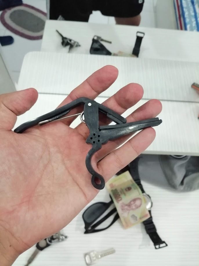 trong hình thì để mẫu capo bằng sắt, khi giao hàng thì giao mẫu bằng nhựa kém chất lượng. thất vọng với tiki và nhà cung cấp sản phẩm