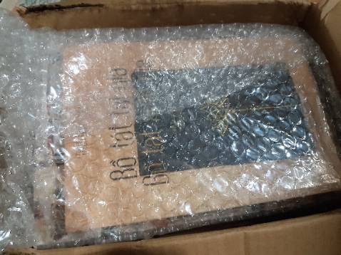 Giao trễ hơn dự kiến 1 ngày, trời mưa nhưng shipper rất nhiệt tình, dễ thương. Cảm ơn Tiki vì bọc sách rất cẩn thận, mưa ướt hộp giấy nhưng sách bên trong vẫn khô ráo, mới và sạch đẹp.