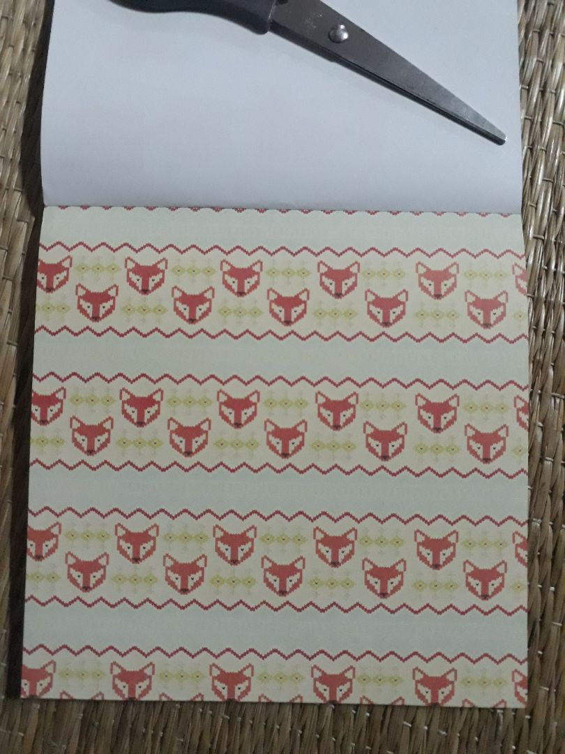 lưu ý sp này là fahasa giao chứ k phải tiki. giấy đẹp, dày đúng kích thước, đóng thành cuốn dễ sử dụng, điểm trừ là hoa văn trên giấy chỉ có một mặt.