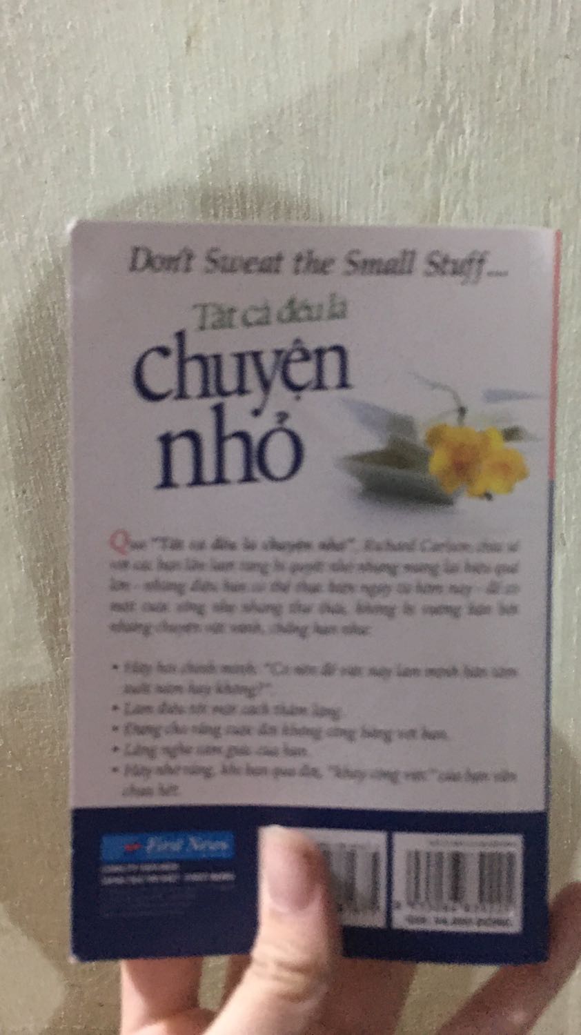 Sách nhỏ dễ mang theo bên mình nhưng đó cũng là một khuyết điểm , mình không thích chất liệu giấy lắm , cuốn này chỉ dẫn mình trong nhiều điều của cuộc sống , nếu được quay về quá khứ mình vẫn sẽ mua nó !