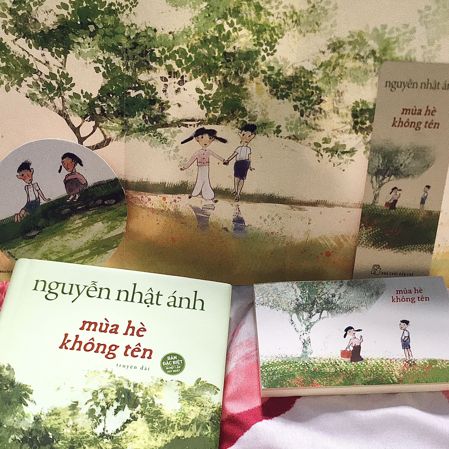 Sách đã về tayy rùi, ẻm xinh xỉu luôn. Shop bọc sách khá kỹ, không có trầy xước gì. Nhưng mà cái lớp bên ngoài sách tháo ra được, là tại thiết kế nó vậy hay sao mình không biết (vì lần đầu mua sách bìa cứng). Nói chung là 10 điểmmmm ạ