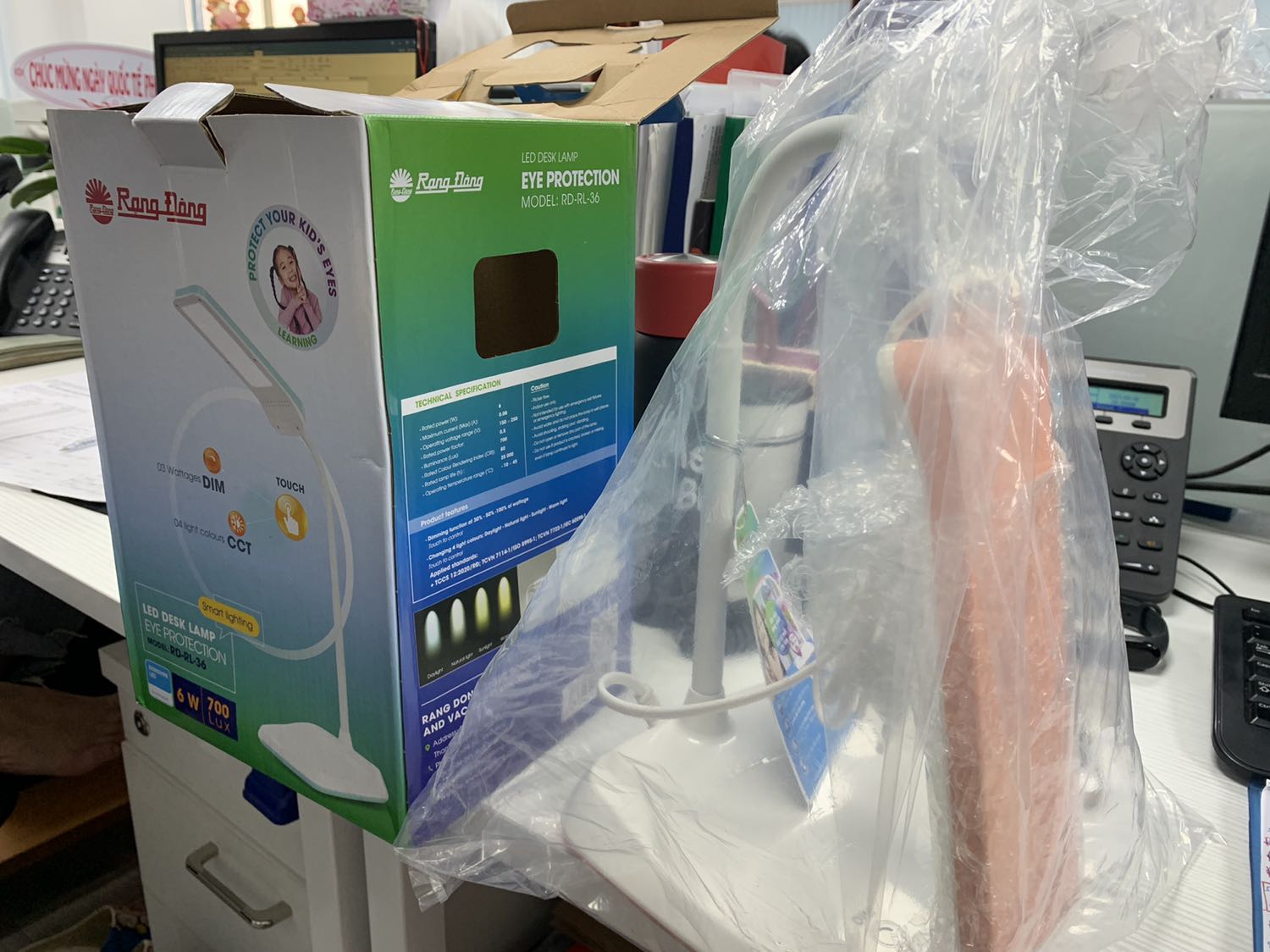 Màu cam pastel dễ thương, đèn của Rạng Đông nên yên tâm sử dụng, có 3 chế độ sáng và 3 chế độ màu (nút điều khiển chạm và cảm ứng). Mua hết 199k ko có km nhưng thấy tương xứng