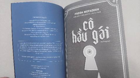 Một cốt truyện, một kịch bản đậm chất Mỹ, một trò chơi điên khùng dưới vỏ bọc ái tình của một kẻ thái nhân cách. Tất nhiên như bao câu chuyện kiểu Mỹ kẻ chủ trò rốt cục lại trở thành nạn nhân của chính trò chơi do mình tạo ra. Freida McFadden rất khéo léo khi tạo dựng một câu chuyện hấp dẫn cùng những nhân vật hết sức thú vị.
Không ngạc nhiên khi bộ phim cùng tên đang trong giai đoạn sản xuất cũng sẽ được ra mắt vào cuối năm nay với sự xuất hiện của ngôi sao đang lên Sydney Sweeney cùng đàn chị Amanda Seyfried.