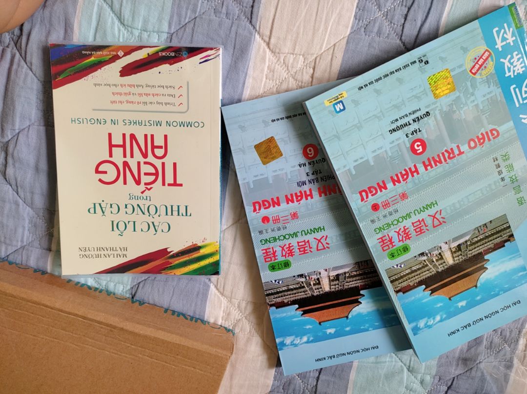 5 sao vì là Tiki, chứ ko hài lòng MC book lắm. Lúc trước mua cuốn GTHN 4, giấy màu ngả vàng nhạt, mịn, chữ ko quá to, vẫn rõ ràng, nhìn tinh tế. nay nhìn giấy trắng, chữ thô to không quen. 
Nay ko còn đĩa CD nữa, nay MC book có app rồi, khá tiện. Dùng app của MC cũng lâu rồi, mong MC có đọc được thì cố gắng đầu tư hơn nữa vào app, để không phụ lòng con dân mua sách gốc ủng hộ.